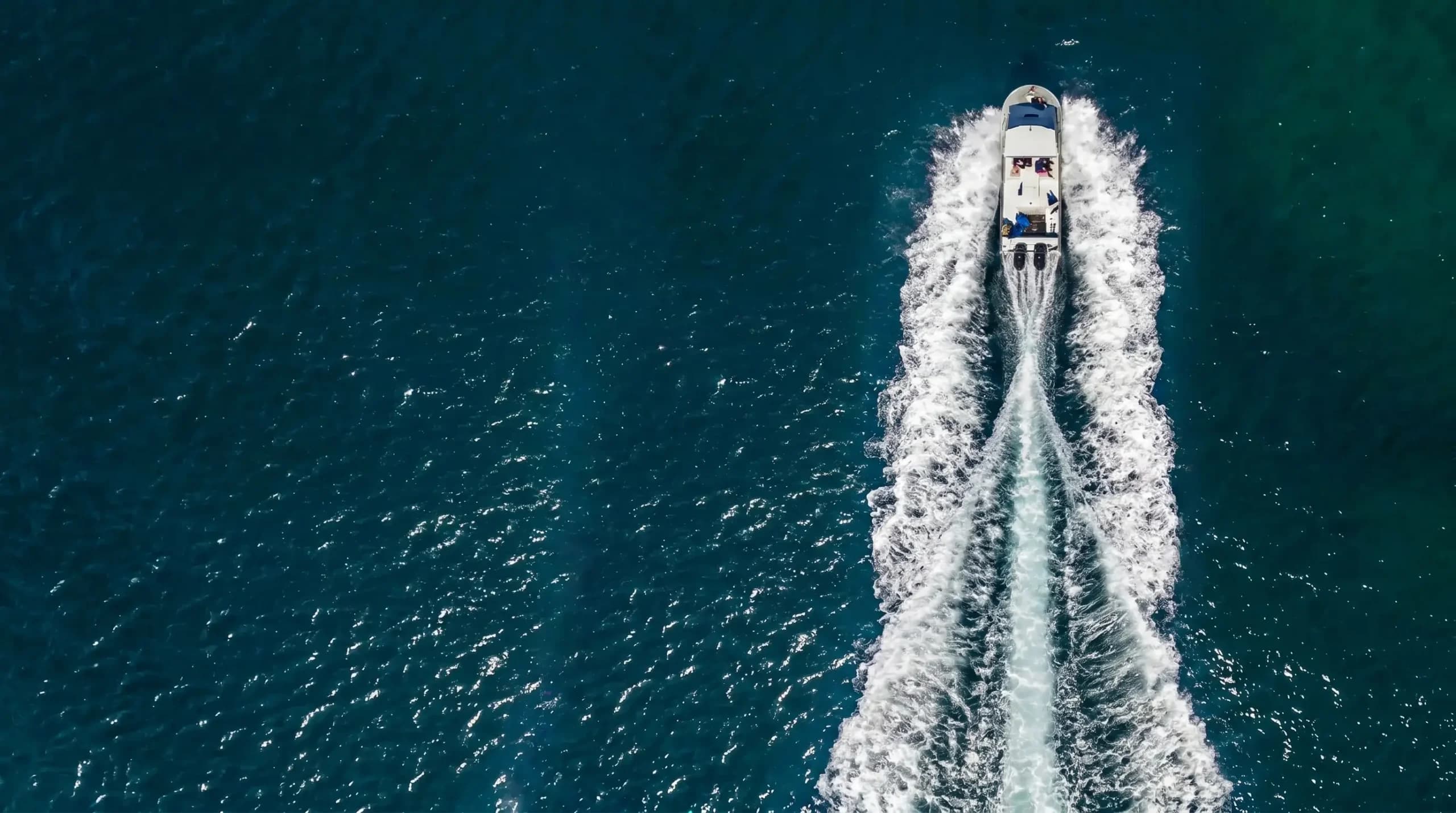 Embarcação navegando no litoral do Espírito Santo